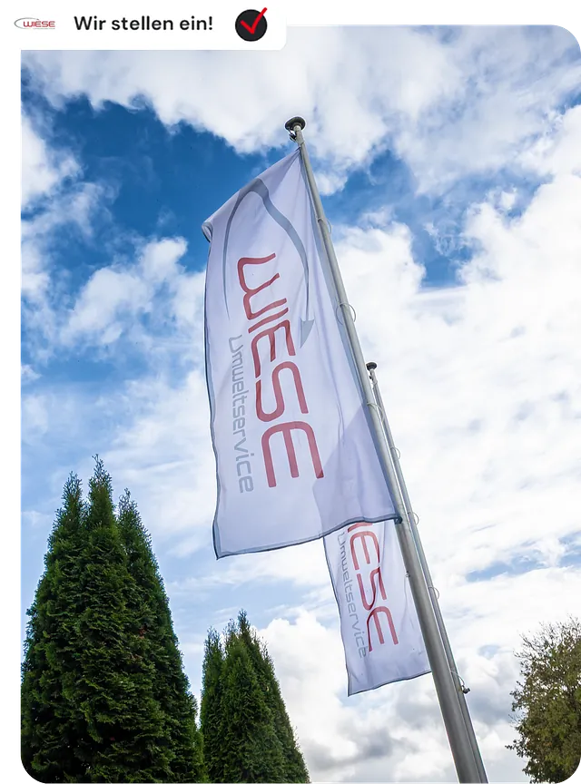 Ein Bild von zwei Flaggen von Wiese Umweltservice die in der Luft wehen